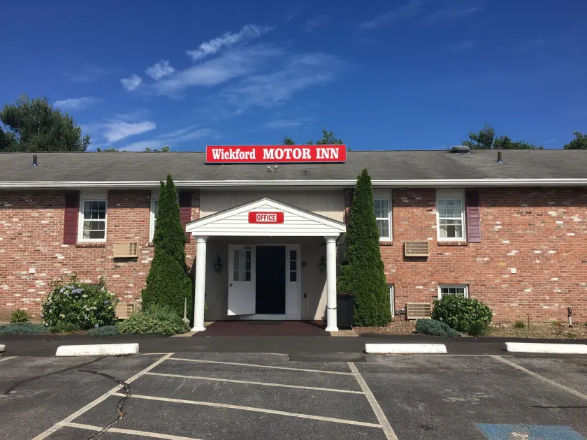 Wickford Motor Inn - Image 1