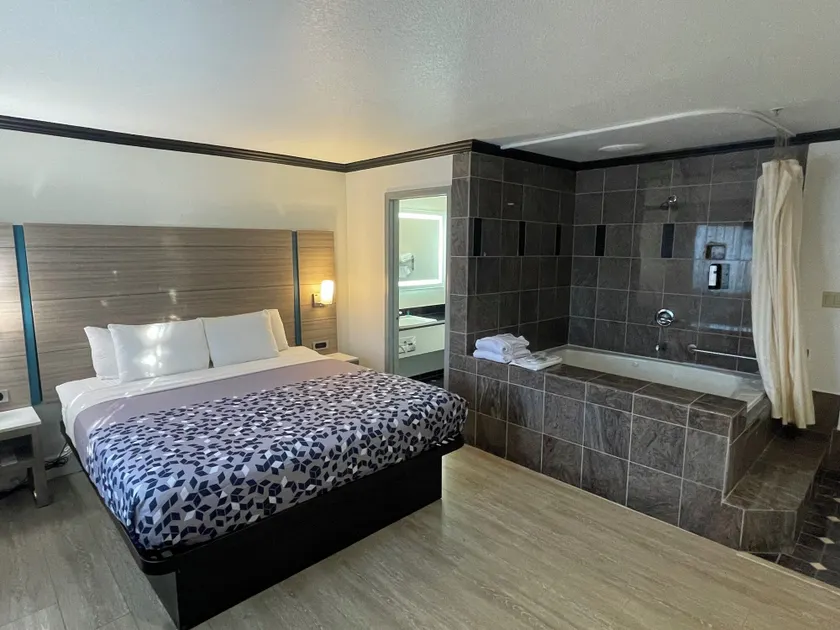 Discovery Inn - Image 1