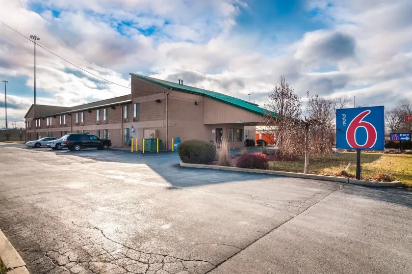 Motel 6-Lansing, IL - Chicago South - Image 1