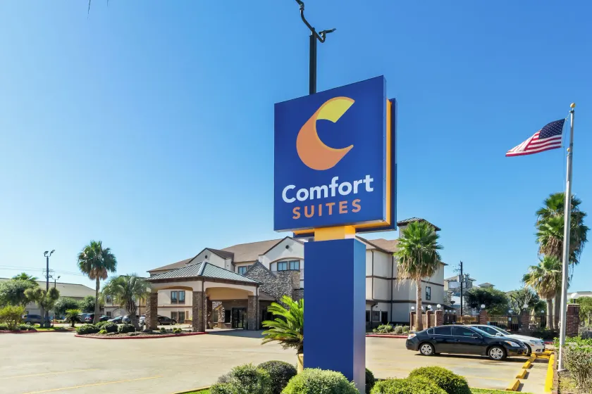 Comfort Suites Lake Jackson Clute - Image 1