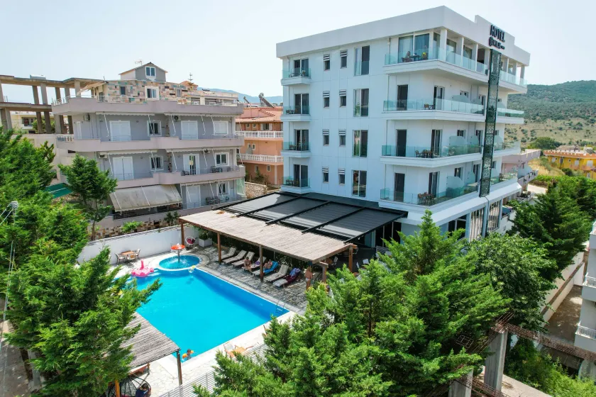 6 Milje Hotel - Image 1