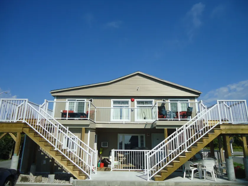 Bayside Inn & Waterfront Suites - Image 1