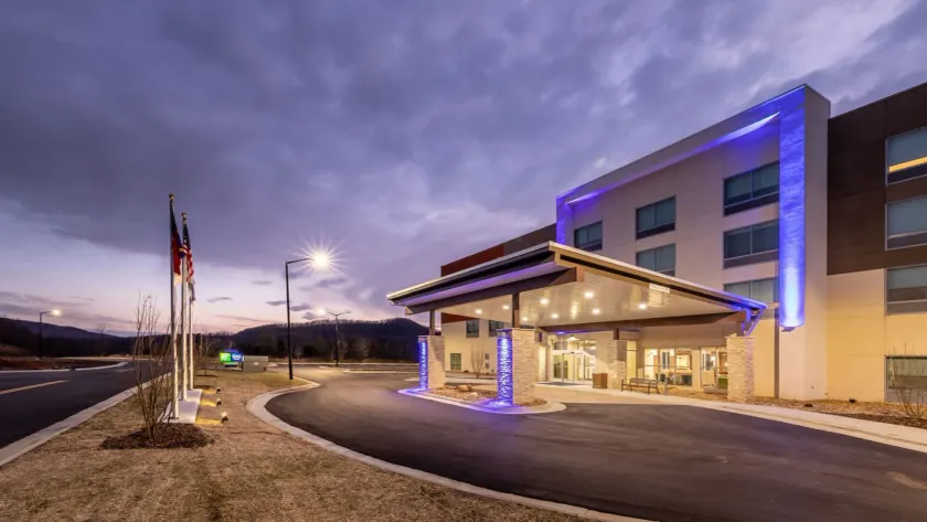 Holiday Inn Express & Suites - Marion by IHG - Image 1