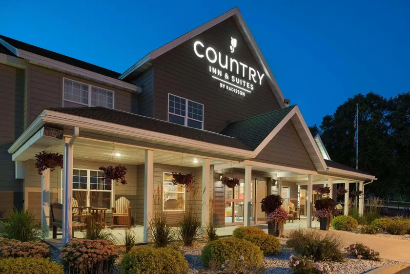Country Inn & Suites by Radisson, Decorah, IA - Image 1