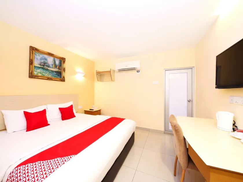 Super OYO 635 Seven Days Hotel - Image 1