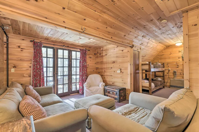 Quiet Waterfront Cabin w/ Dock, Game Room, Hot Tub - Interiør