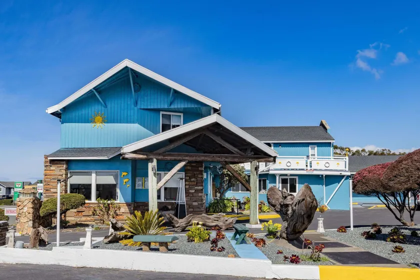 Oceanside Inn & Suites, a Days Inn by Wyndham - Image 1