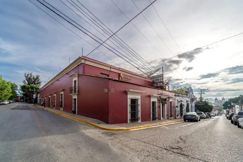 Casa de las Flores Hotel - Image 1