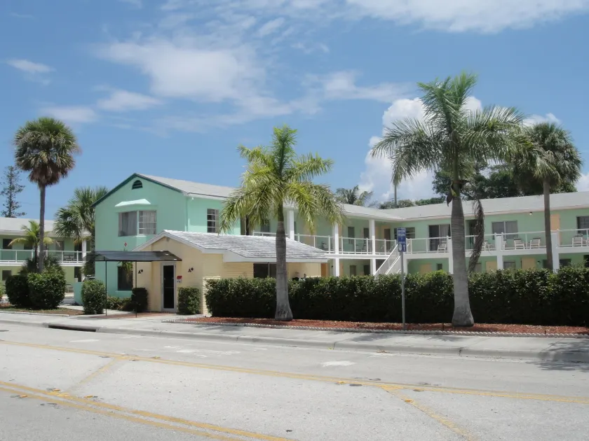 Holiday House Motel - Image 1