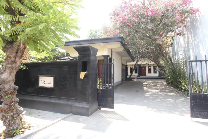 OYO Life 93155 Wisma Sarah - Image 1