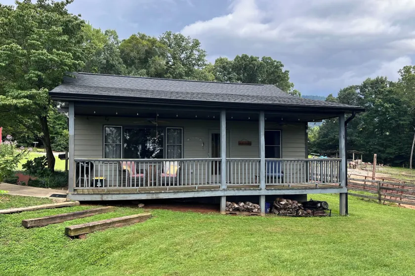 5 Mi to Downtown Morganton: Cabin on Horse Farm - Image 1