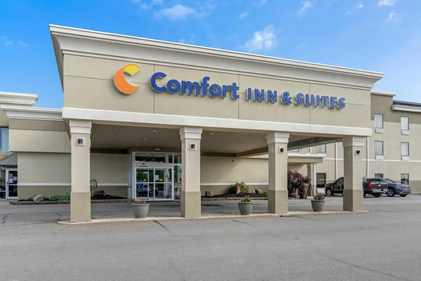 Comfort Inn & Suites Triadelphia - Wheeling - Image 1