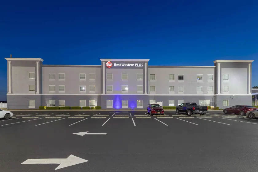 Best Western Plus Brunswick Inn & Suites - Image 1
