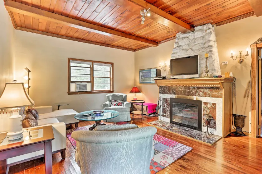 Wawayanda House on 62 Acres - Multiple Fireplaces! - Intérieur