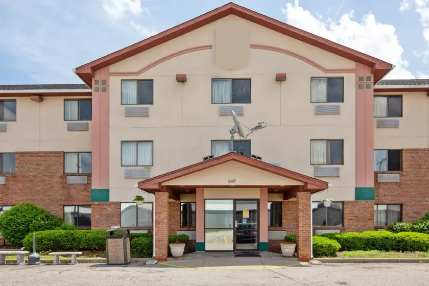 OYO Hotel Portage I-94 - Image 1