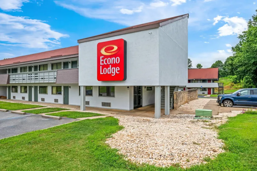 Econo Lodge Hickory - Image 1