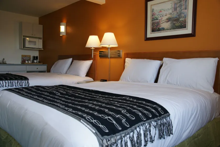R&R Inn & Suites - Image 1