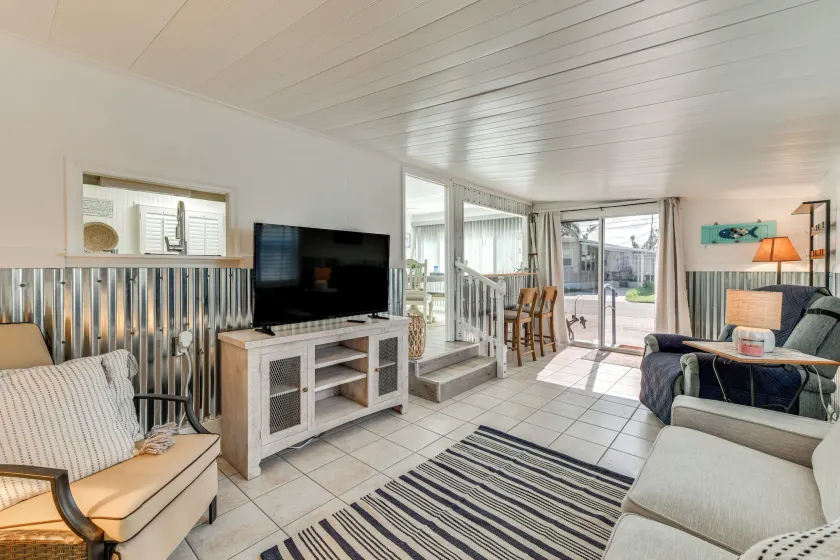 Screened-in Patio: Home 2 Mi to Cortez Beach! - Image 1