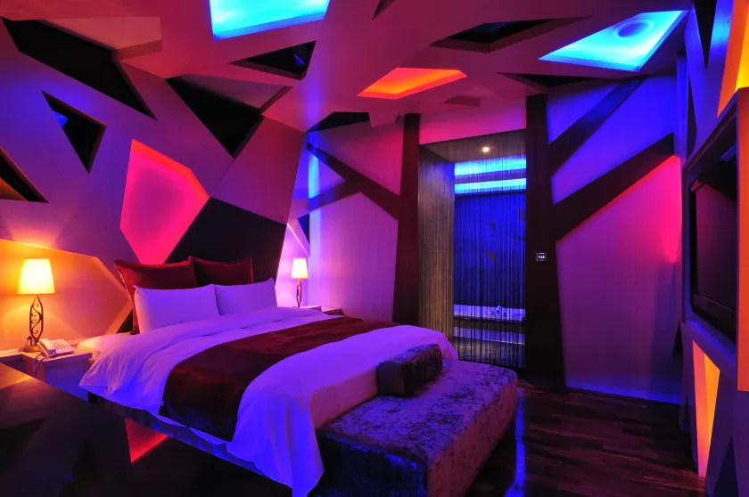 One + One Motel - Image 1
