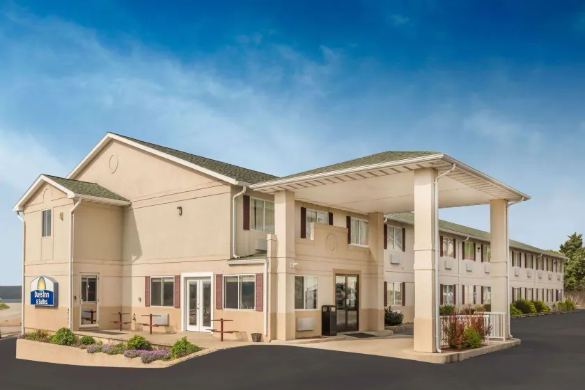 Days Inn by Wyndham Osage Beach Lake of the Ozarks - Image 1