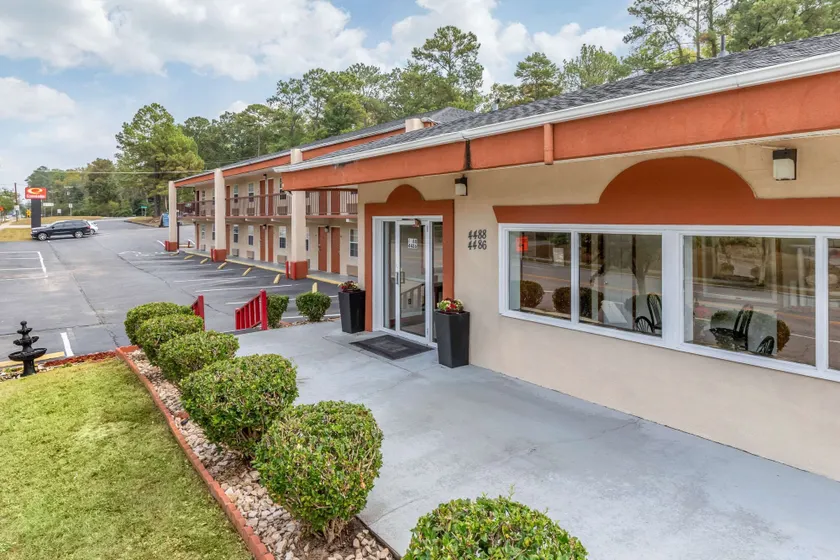 Econo Lodge Columbia Fort Jackson - Image 1