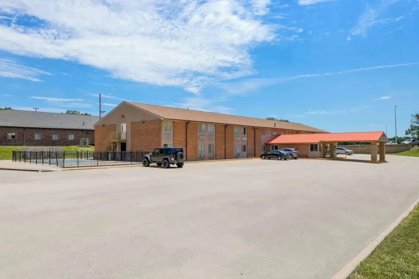 Econo Lodge Emporia - Image 1
