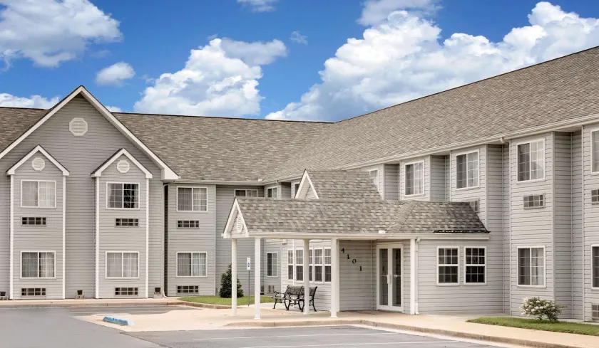 Microtel Inn & Suites by Wyndham Joplin - Image 1