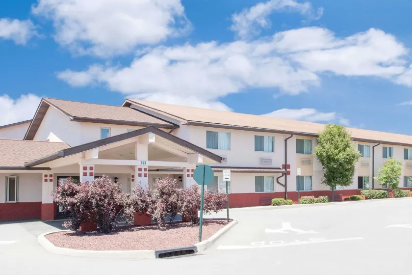 Super 8 by Wyndham Middletown - Image 1