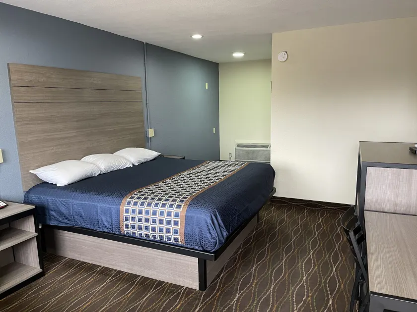 Americas Best Value Inn Alexandria - Image 1