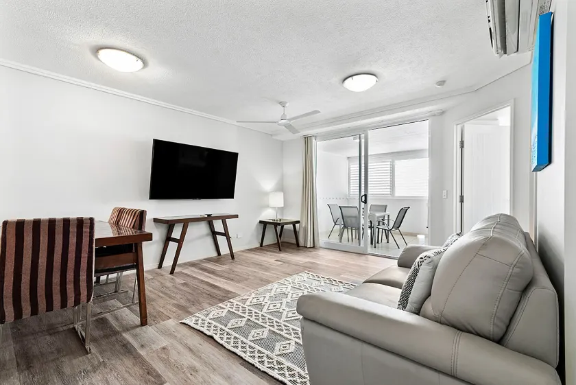 'The Sand Dollar' Central Cairns Chic with Adjacent Studio - Image 1