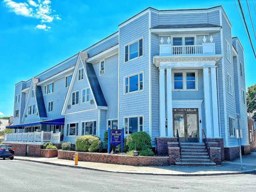 Winthrop Arms Hotel Restaurant Logan Airport - Image 1