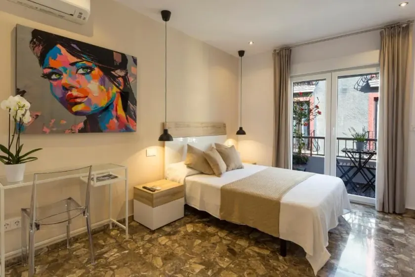 Room Boutique 32 - Image 1