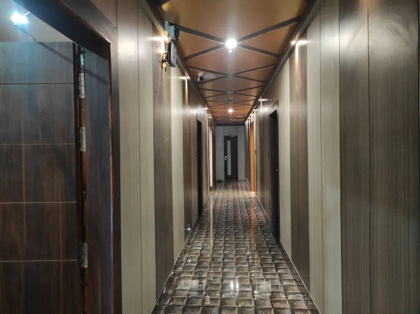 Hotel Aavas Inn - Entrada interior