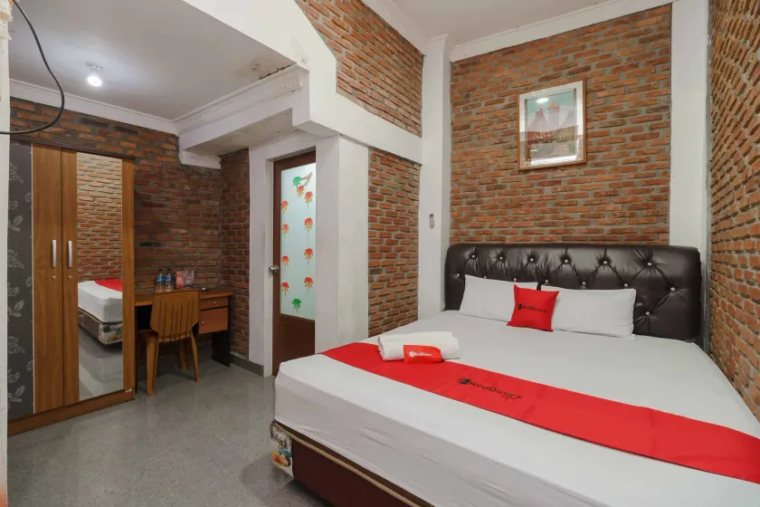 RedDoorz Syariah near Jalan Asahan Pematang Siantar - Image 1