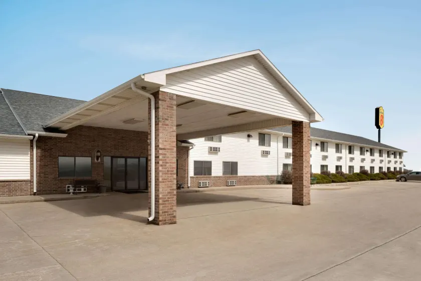 Super 8 by Wyndham Bethany MO - Image 1