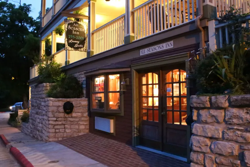 All Seasons Inn - Borne des arrivées/des départs