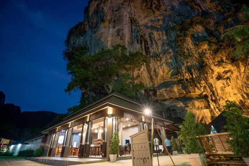 Tonsai Bay Resort - Image 1