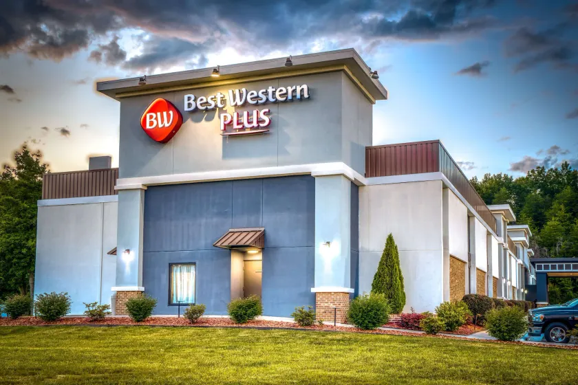 Best Western Plus Yadkin Valley Inn & Suites - Image 1