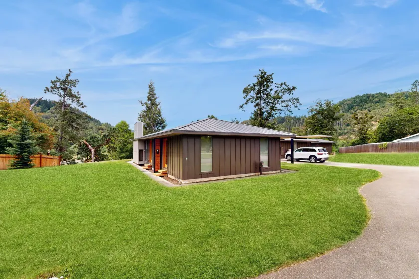 Home w/ Stunning River Views & Nearby Attractions - Image 1