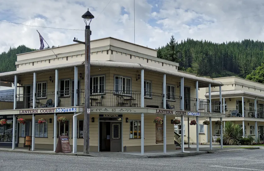 Lantern Court Motel - Image 1