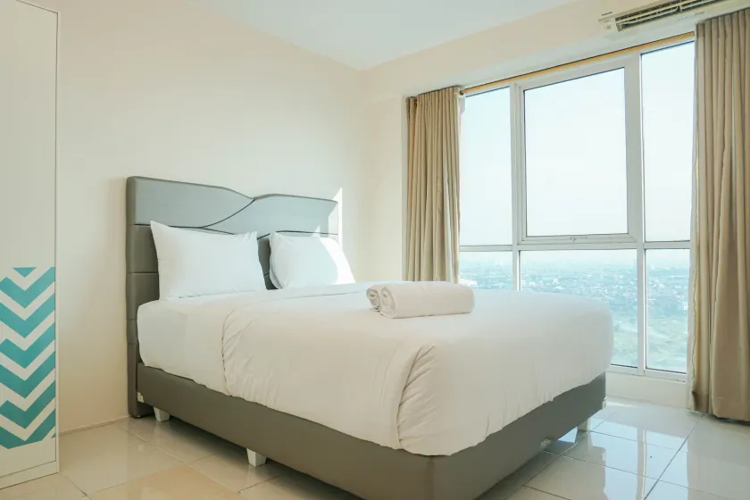 Cozy Living 1BR at Tifolia Apartment By Travelio - Zimmer
