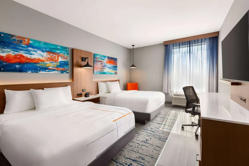 La Quinta Inn & Suites by Wyndham Mount Laurel Moorestown - Image 1