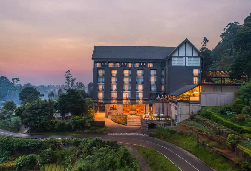 The Golden Ridge Hotel - Image 1
