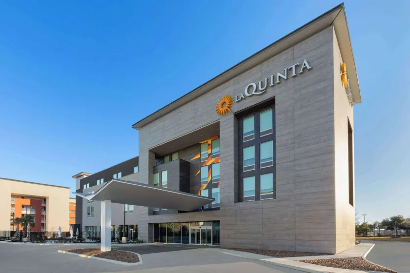 La Quinta Inn & Suites by Wyndham San Antonio at the RIM - Image 1