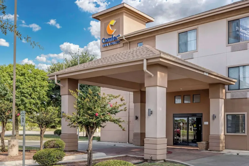 Comfort Inn & Suites Seguin - Image 1