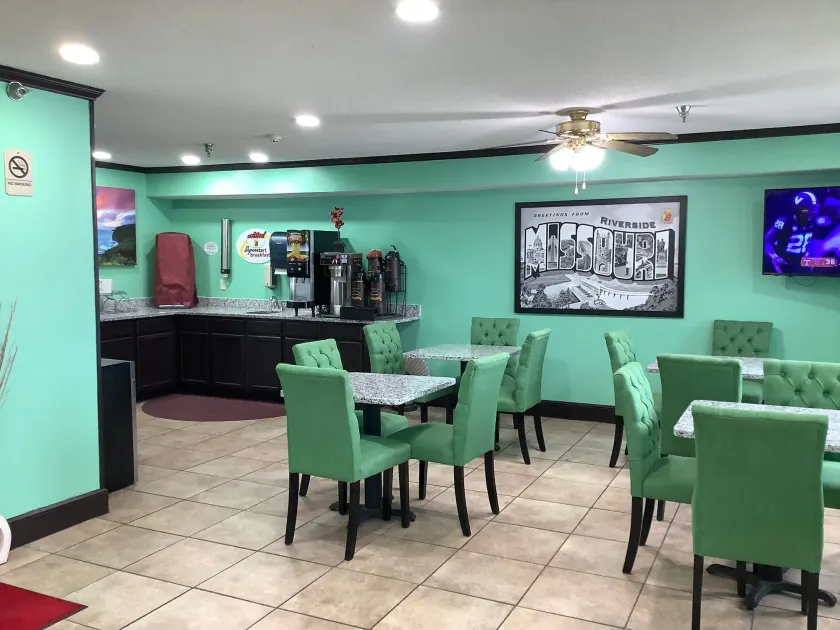 Super 8 by Wyndham Riverside/Kansas City - Coin salon dans le hall