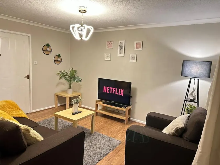 Manchester City Centre House, perfect for long stays! Parking, Wifi, Outdoor space - Image 1