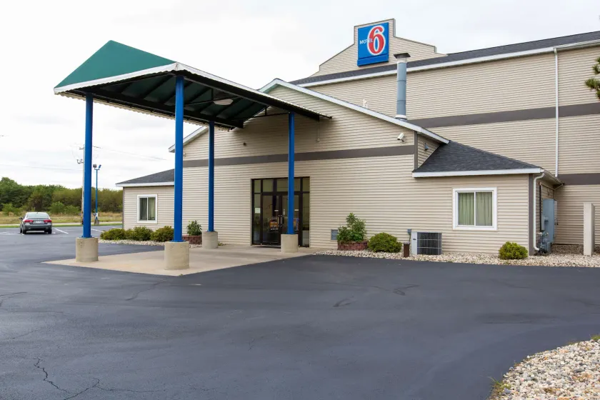 Motel 6-Baraboo, WI - Lake Delton-Wisconsin Dells - Image 1