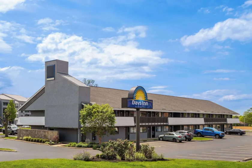 Days Inn by Wyndham Columbus Worthington - Image 1