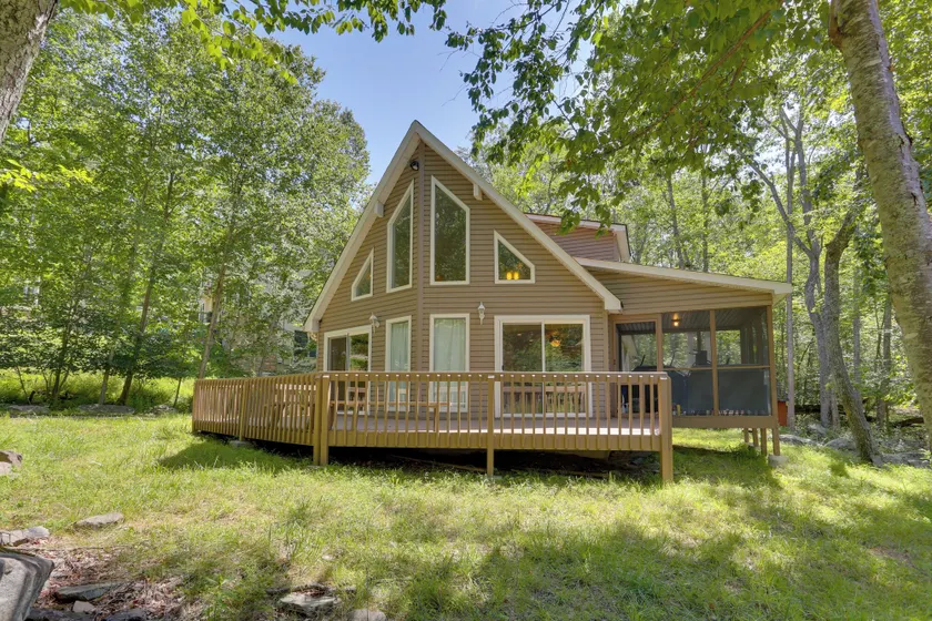 Pools, Hot Tub & More: Bushkill Mountain Getaway! - Image 1